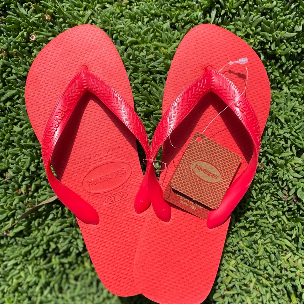 havaianas classic solid red flip flops